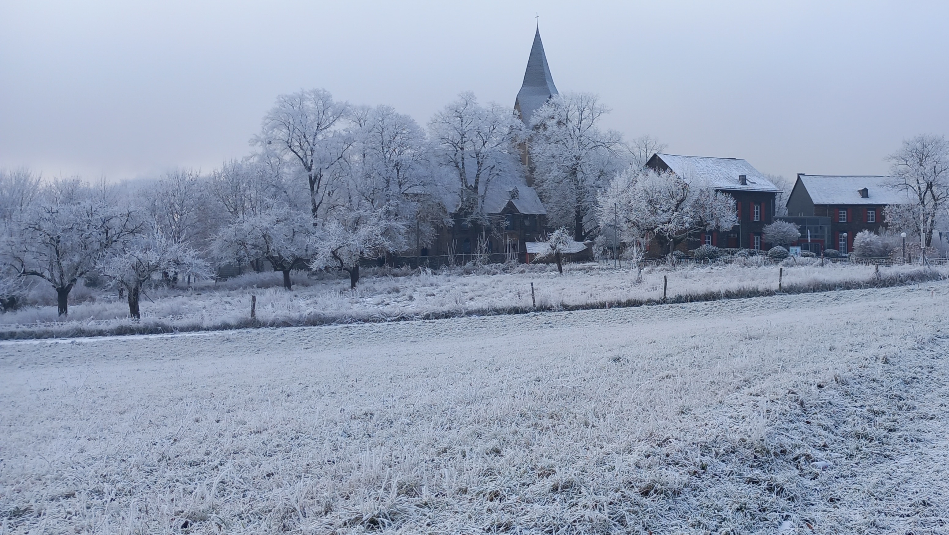 Sechs Grabplatten an der Westseite der Feldkircheder Feldkirche von außen