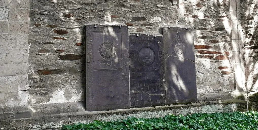 Grabplatten an der Feldkirche