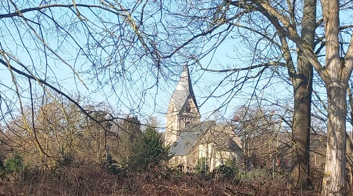 Feldkirche bei sonnigem Wetter Blickrichtung von der Kreisstraßecheder Feldkirche von außen