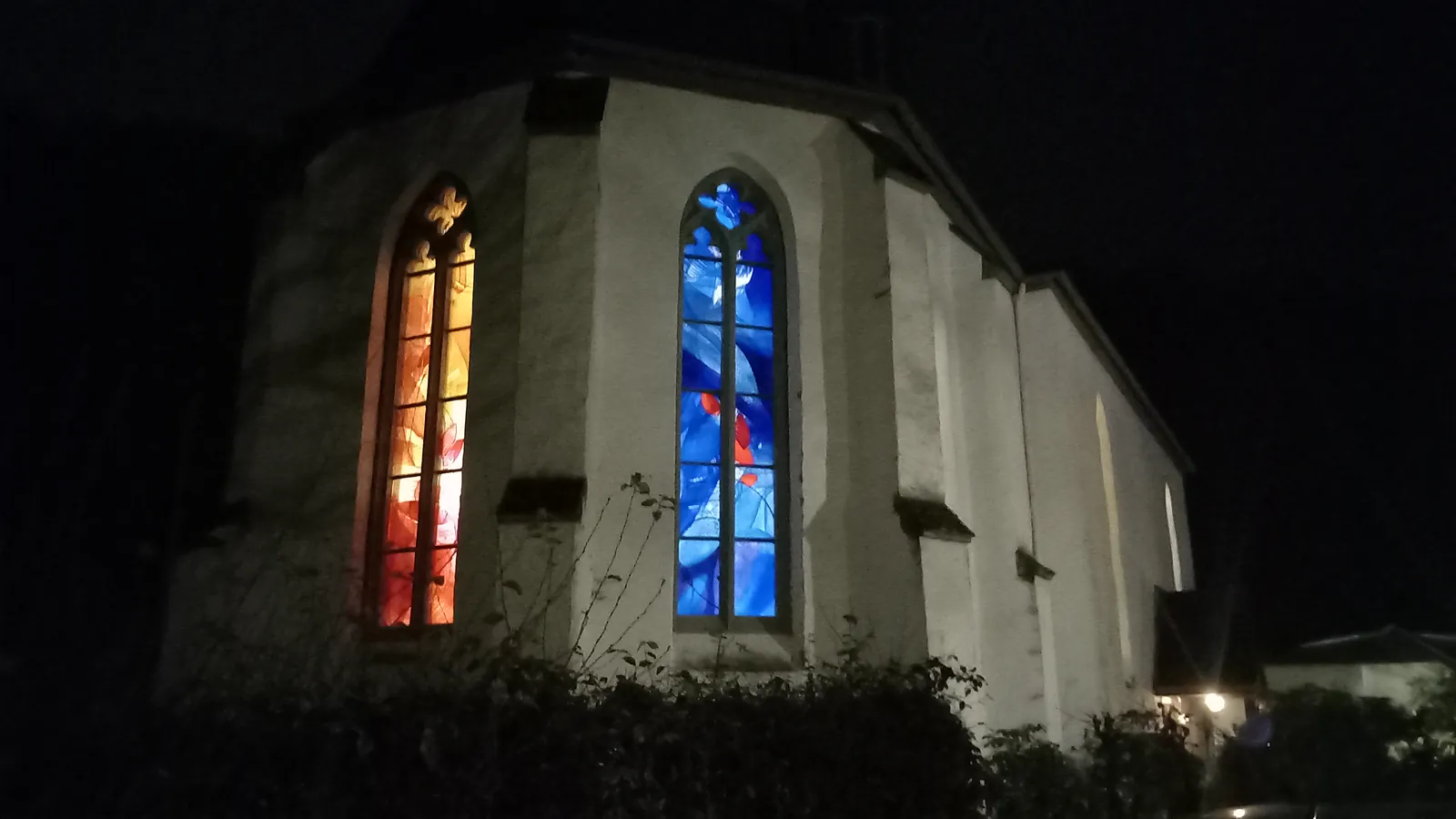 Sechs Grabplatten an der Westseite der Feldkircheder Feldkirche von außen